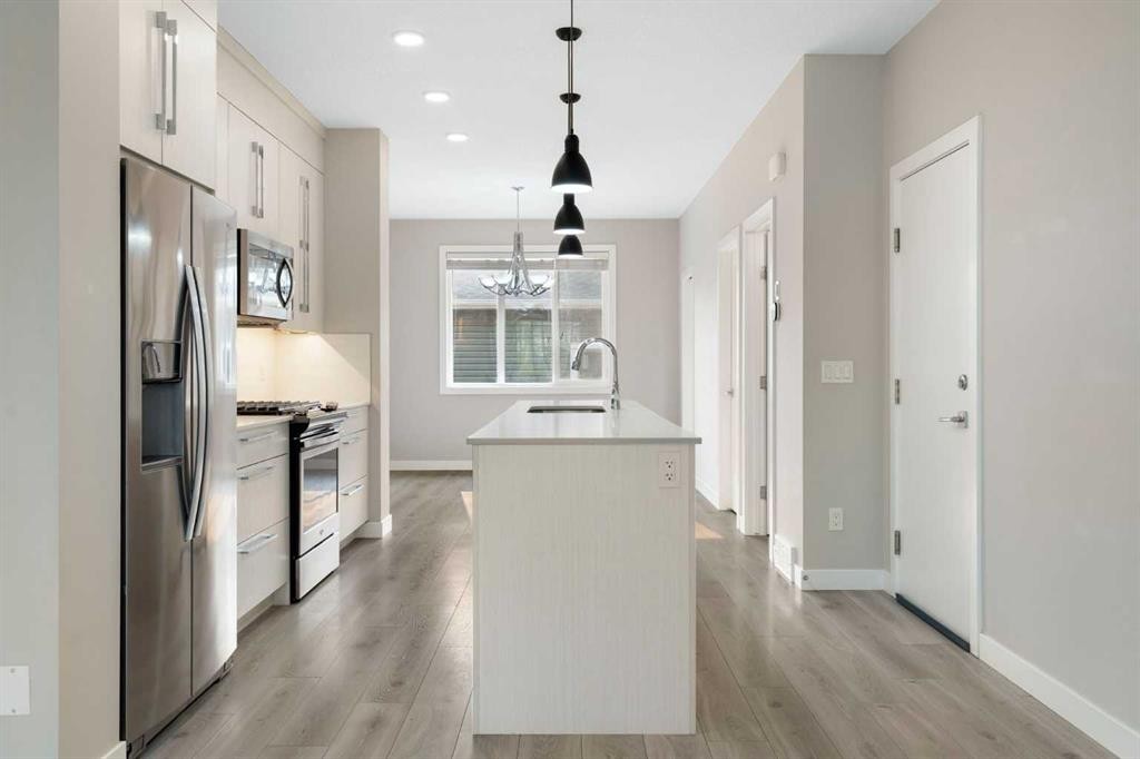 125 Corner Meadows Gate Ne, Calgary, AB - Indoor Photo Showing Kitchen With Upgraded Kitchen