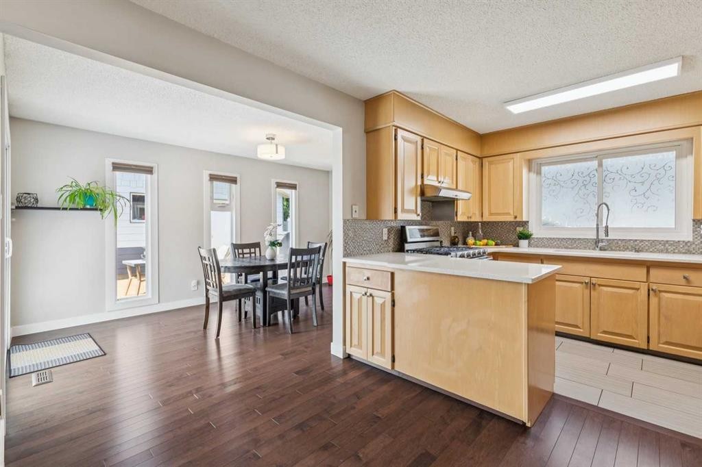 241 Allan Crescent Se, Calgary, AB - Indoor Photo Showing Kitchen