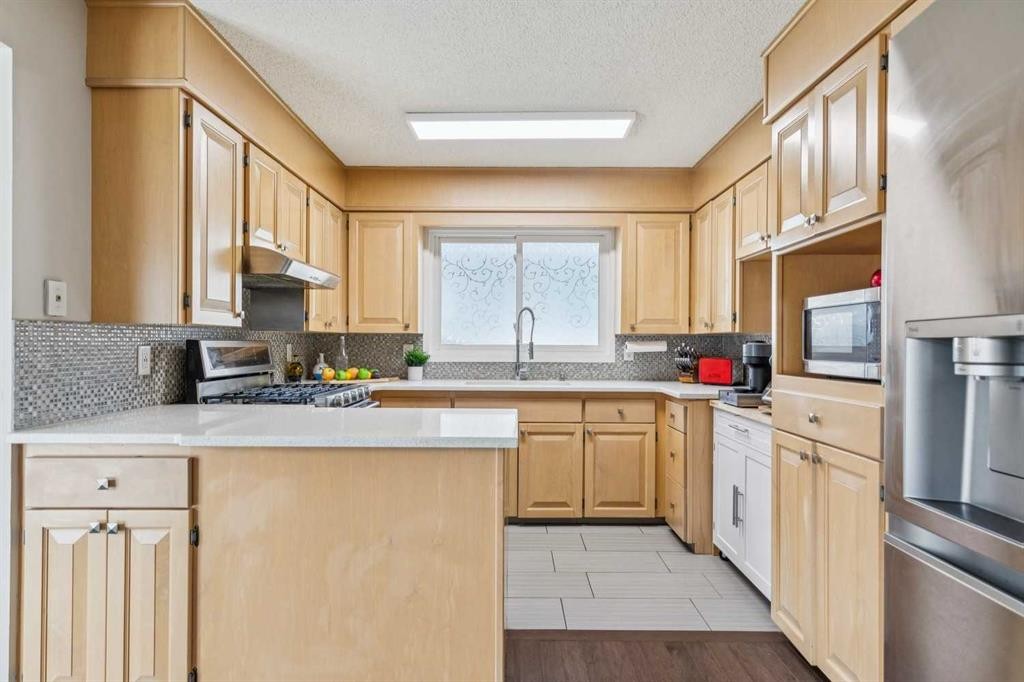 241 Allan Crescent Se, Calgary, AB - Indoor Photo Showing Kitchen