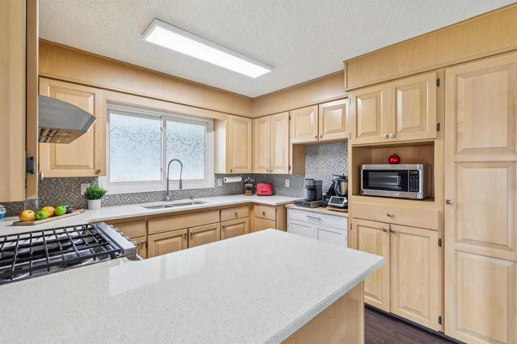 241 Allan Crescent Se, Calgary, AB - Indoor Photo Showing Kitchen