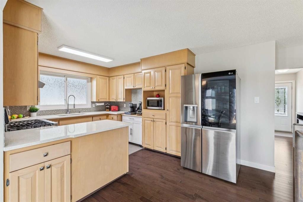 241 Allan Crescent Se, Calgary, AB - Indoor Photo Showing Kitchen