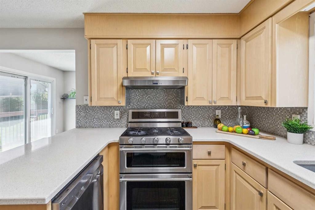 241 Allan Crescent Se, Calgary, AB - Indoor Photo Showing Kitchen