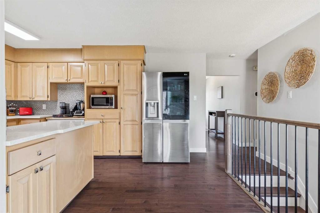 241 Allan Crescent Se, Calgary, AB - Indoor Photo Showing Kitchen