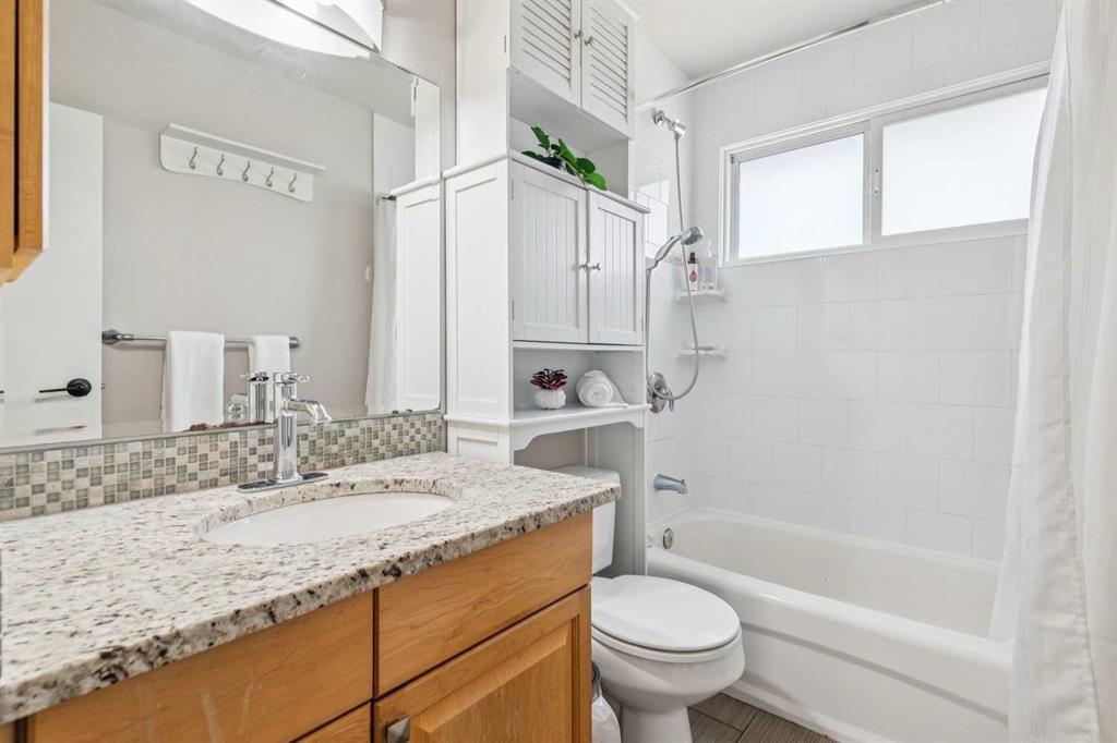241 Allan Crescent Se, Calgary, AB - Indoor Photo Showing Bathroom