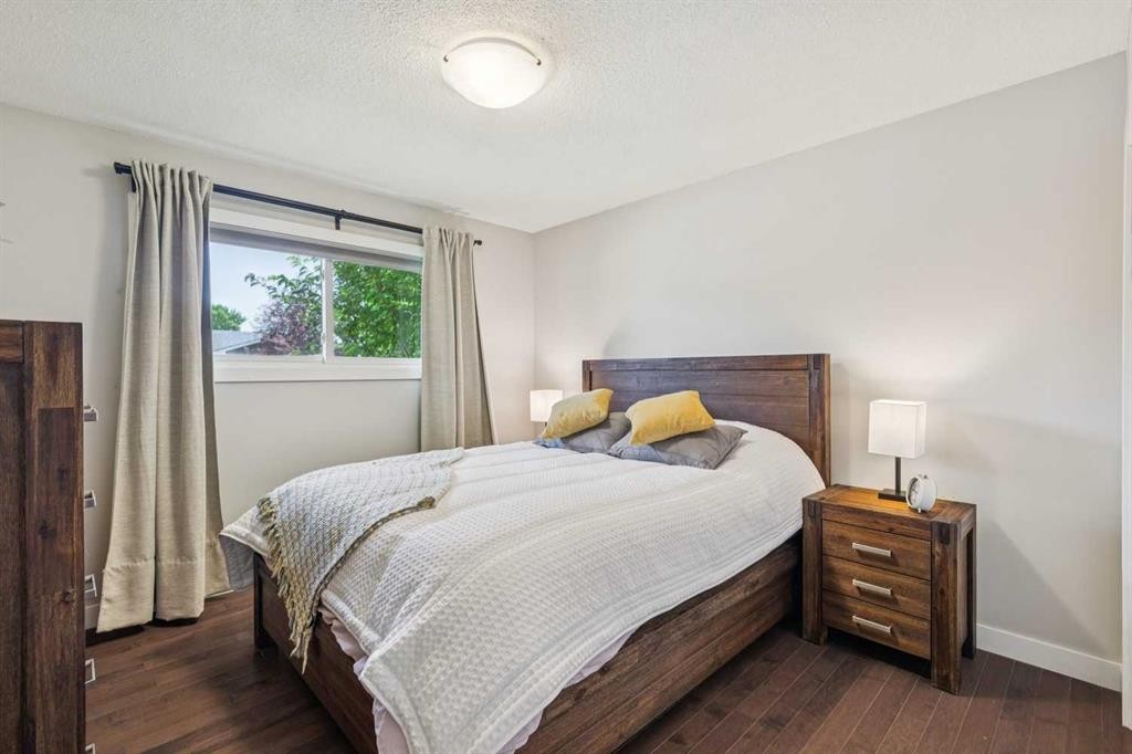 241 Allan Crescent Se, Calgary, AB - Indoor Photo Showing Bedroom