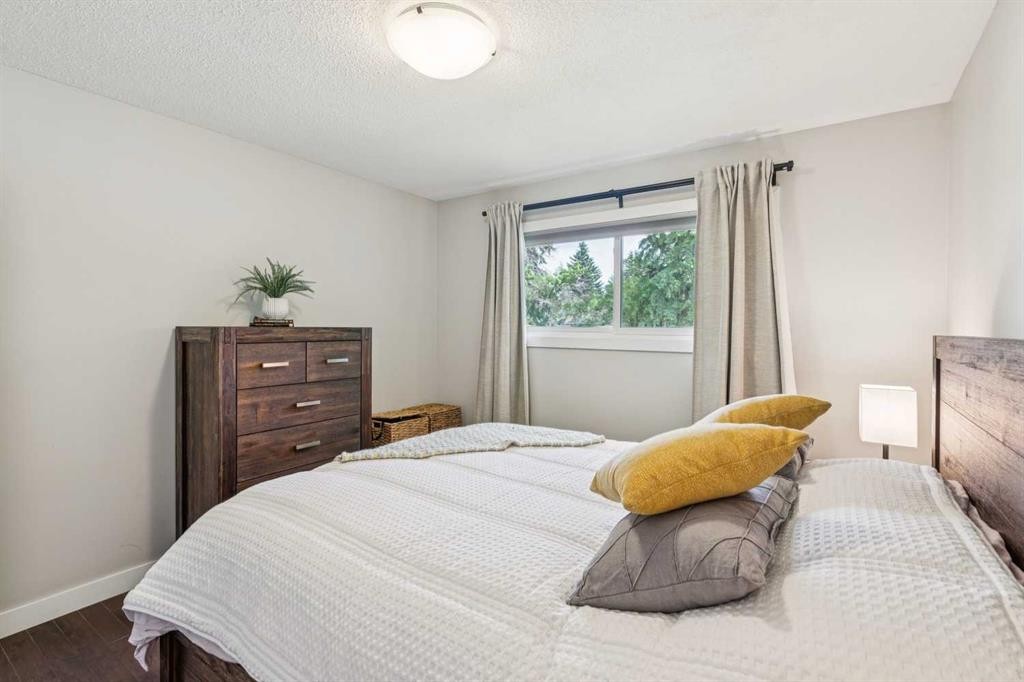241 Allan Crescent Se, Calgary, AB - Indoor Photo Showing Bedroom