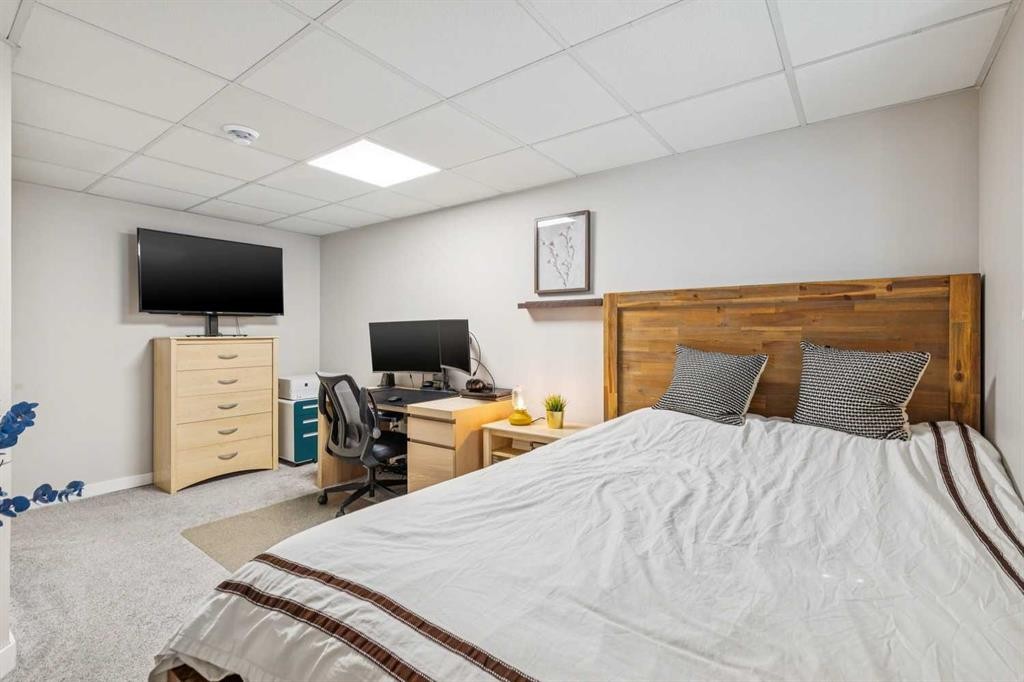 241 Allan Crescent Se, Calgary, AB - Indoor Photo Showing Bedroom