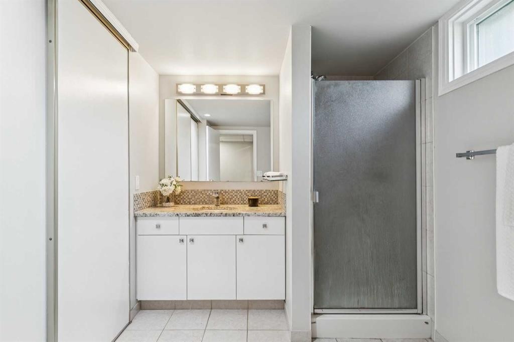 241 Allan Crescent Se, Calgary, AB - Indoor Photo Showing Bathroom