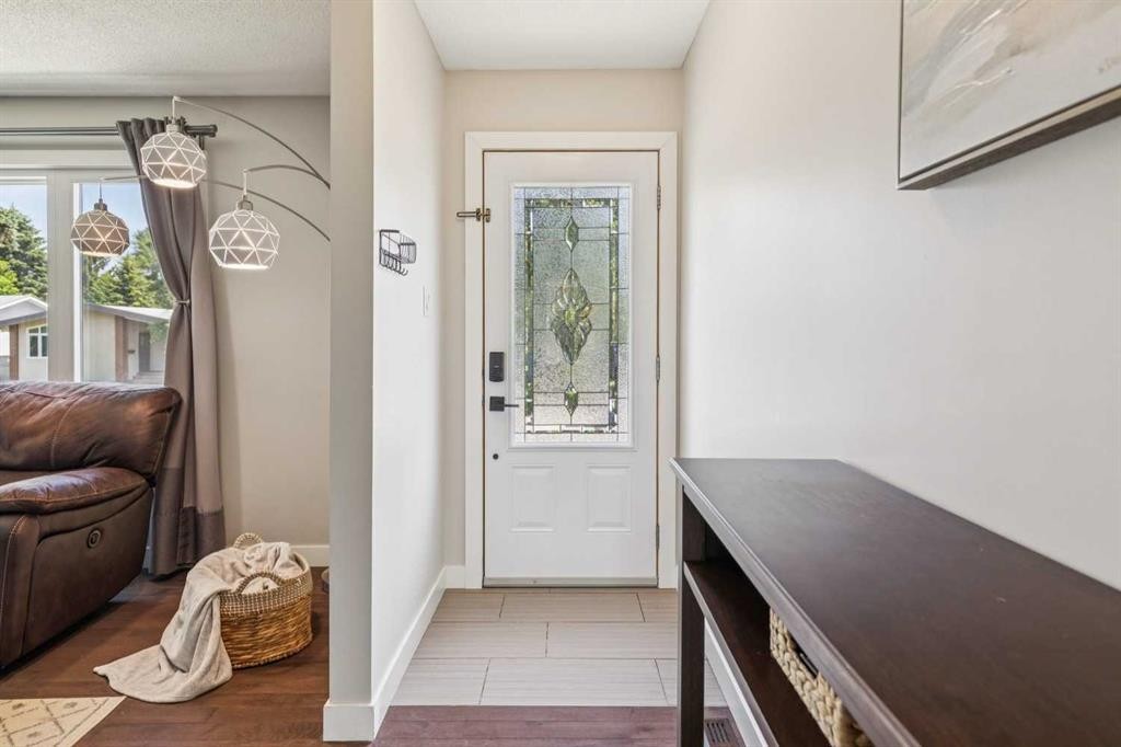 241 Allan Crescent Se, Calgary, AB - Indoor Photo Showing Other Room