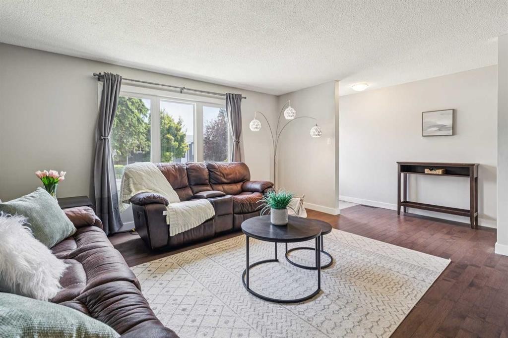 241 Allan Crescent Se, Calgary, AB - Indoor Photo Showing Living Room