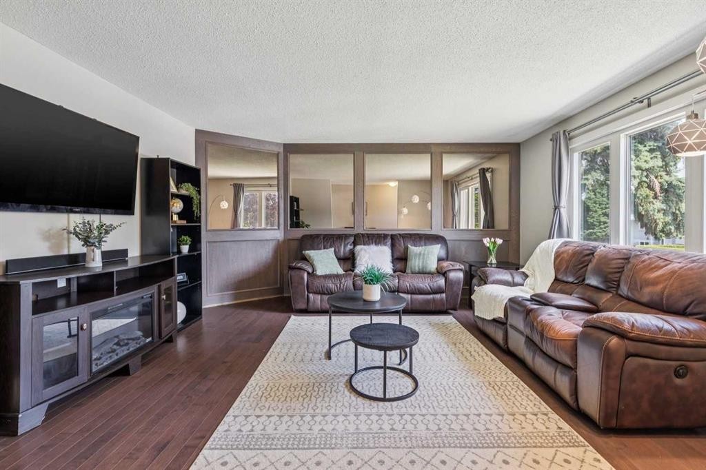 241 Allan Crescent Se, Calgary, AB - Indoor Photo Showing Living Room