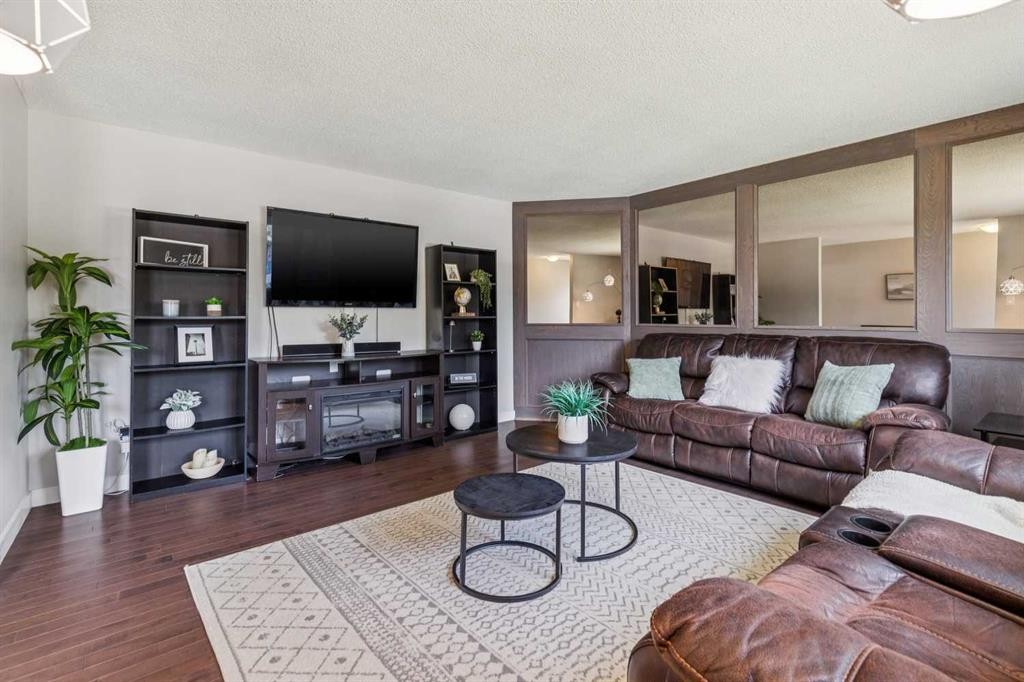241 Allan Crescent Se, Calgary, AB - Indoor Photo Showing Living Room