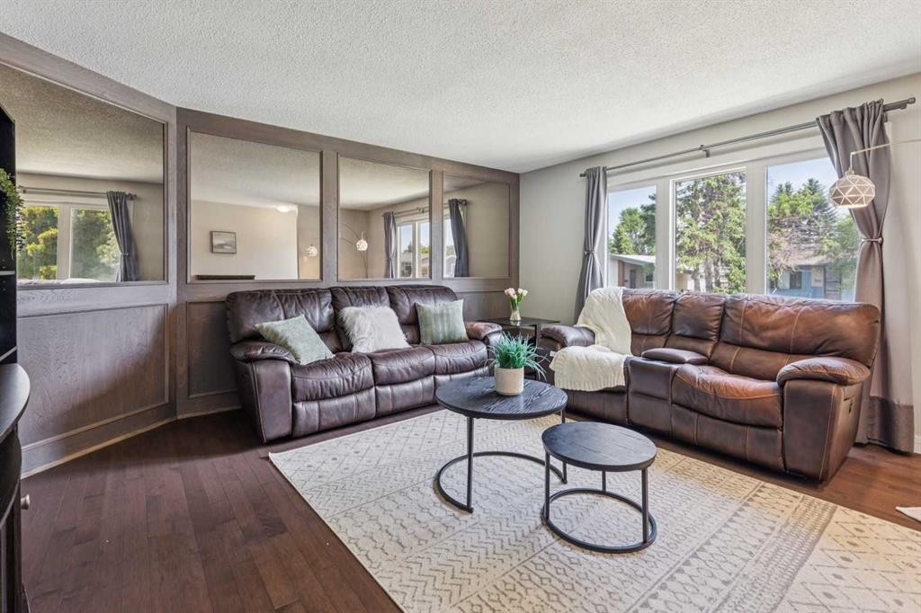 241 Allan Crescent Se, Calgary, AB - Indoor Photo Showing Living Room