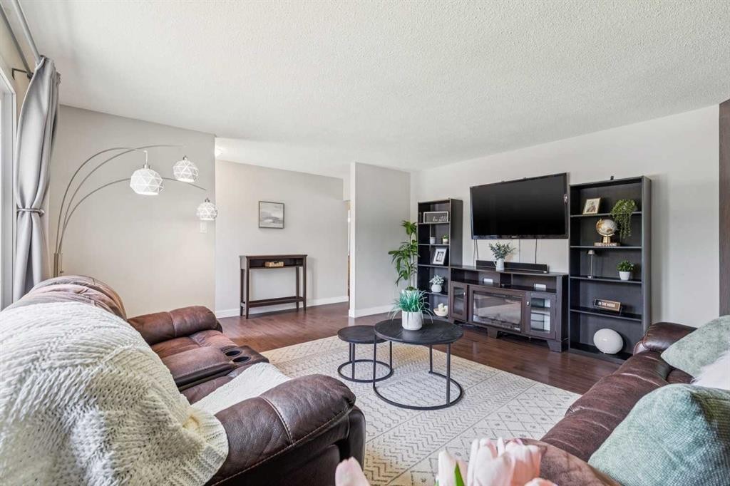 241 Allan Crescent Se, Calgary, AB - Indoor Photo Showing Living Room