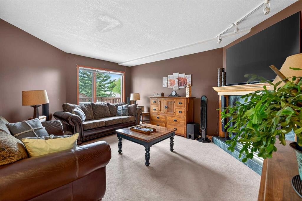 148 Sierra Madre Crescent Sw, Calgary, AB - Indoor Photo Showing Living Room