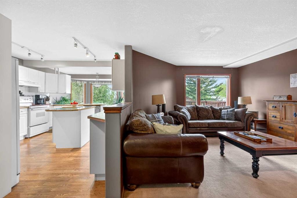 148 Sierra Madre Crescent Sw, Calgary, AB - Indoor Photo Showing Living Room