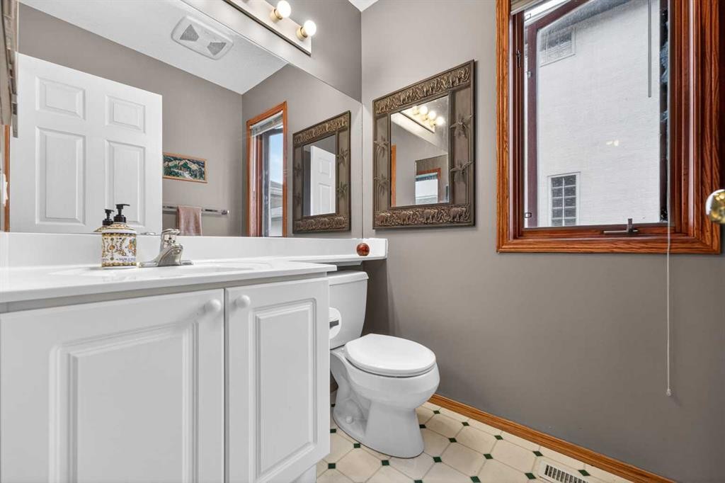 148 Sierra Madre Crescent Sw, Calgary, AB - Indoor Photo Showing Bathroom