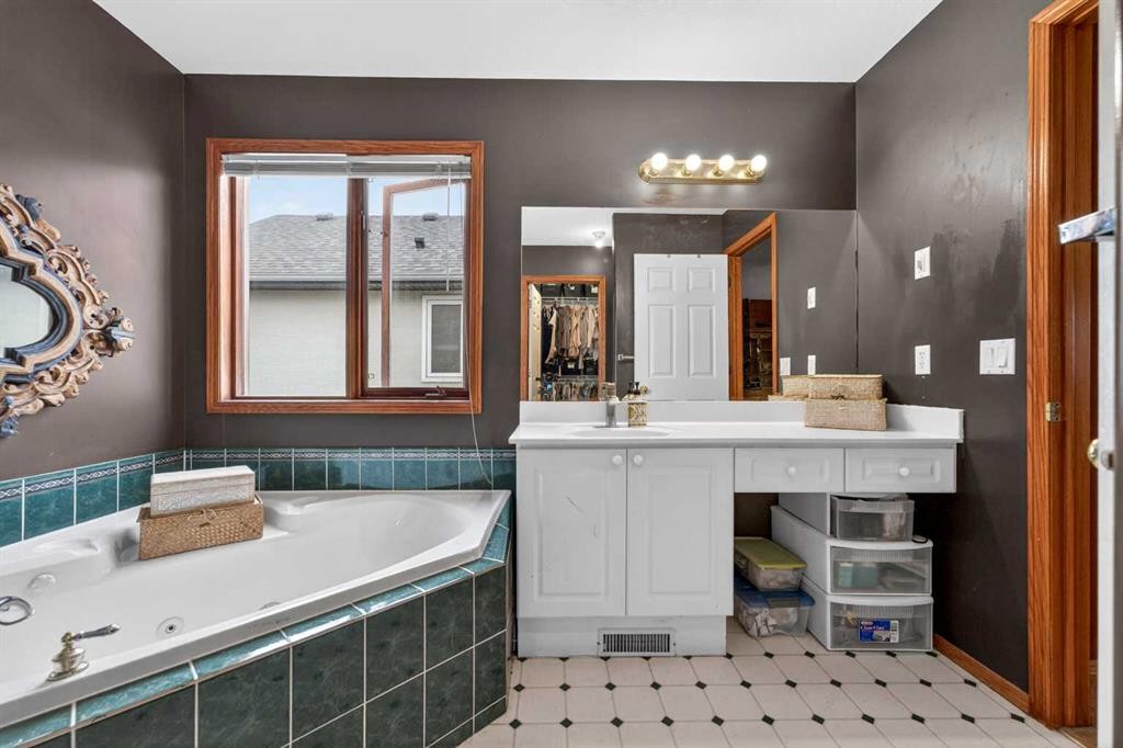 148 Sierra Madre Crescent Sw, Calgary, AB - Indoor Photo Showing Bathroom