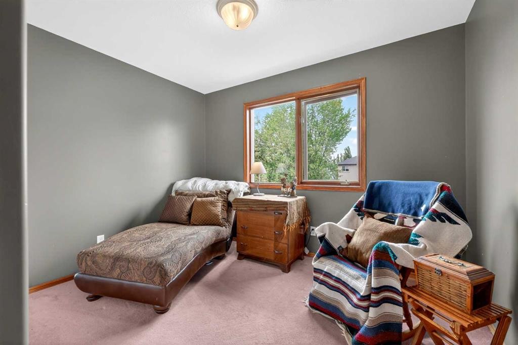 148 Sierra Madre Crescent Sw, Calgary, AB - Indoor Photo Showing Bedroom