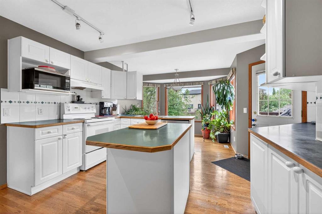 148 Sierra Madre Crescent Sw, Calgary, AB - Indoor Photo Showing Kitchen