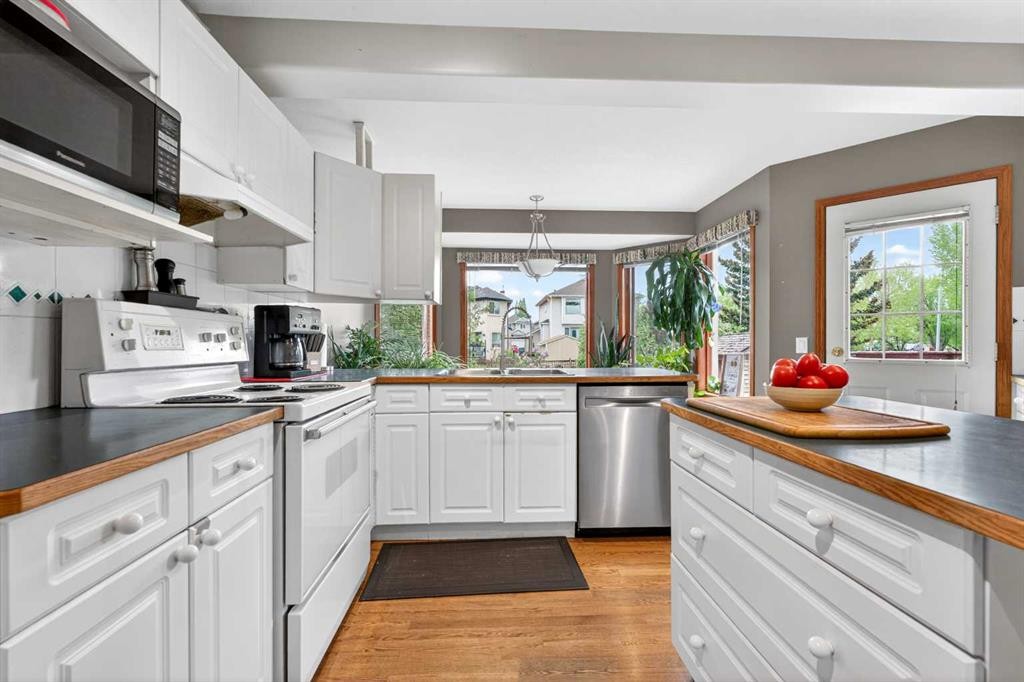 148 Sierra Madre Crescent Sw, Calgary, AB - Indoor Photo Showing Kitchen