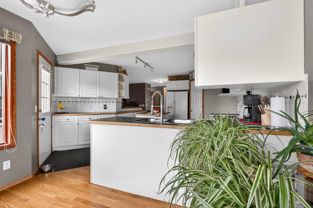 148 Sierra Madre Crescent Sw, Calgary, AB - Indoor Photo Showing Kitchen With Double Sink