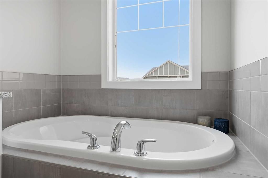 75 Legacy Glen Row Se, Calgary, AB - Indoor Photo Showing Bathroom