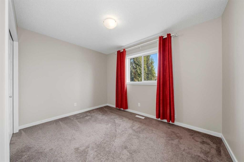 75 Legacy Glen Row Se, Calgary, AB - Indoor Photo Showing Other Room