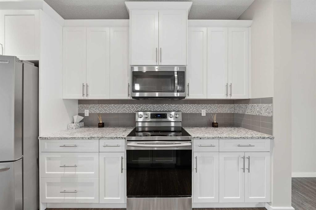 75 Legacy Glen Row Se, Calgary, AB - Indoor Photo Showing Kitchen With Stainless Steel Kitchen With Upgraded Kitchen