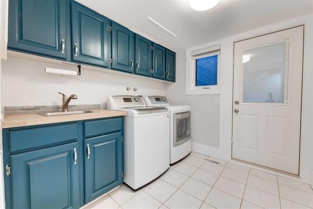 775 Strathcona Drive Sw, Calgary, AB - Indoor Photo Showing Laundry Room