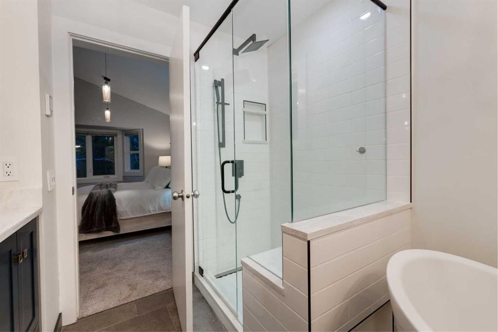 775 Strathcona Drive Sw, Calgary, AB - Indoor Photo Showing Bathroom