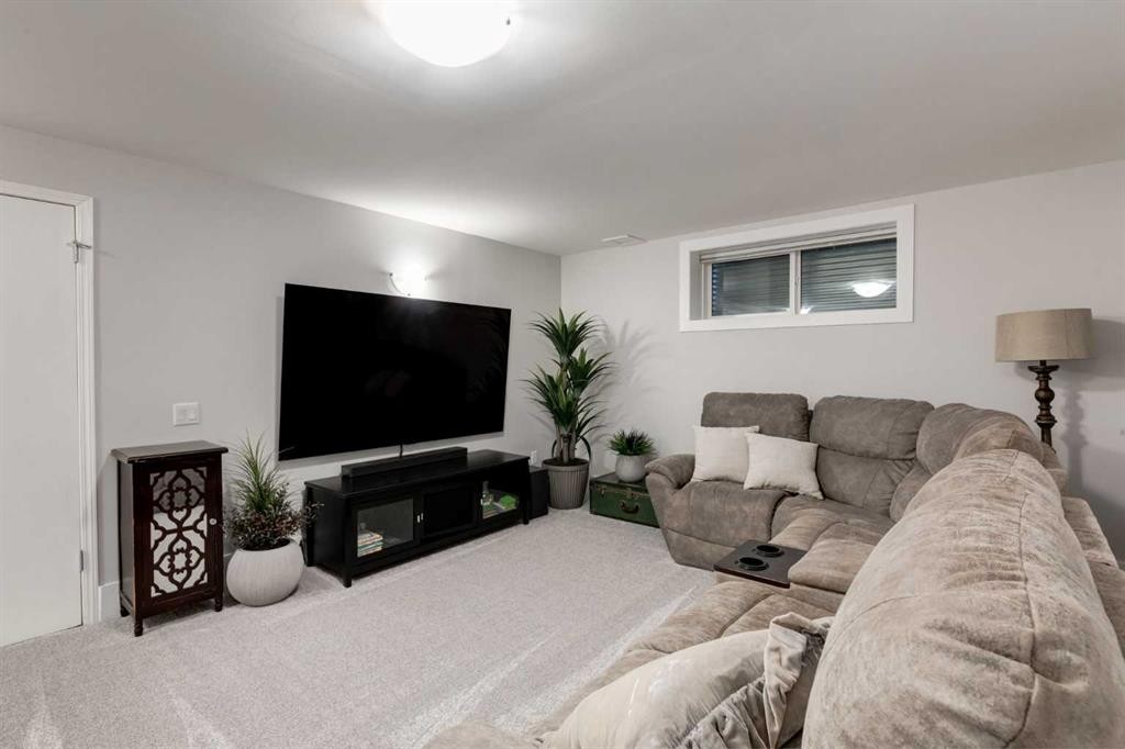 775 Strathcona Drive Sw, Calgary, AB - Indoor Photo Showing Living Room