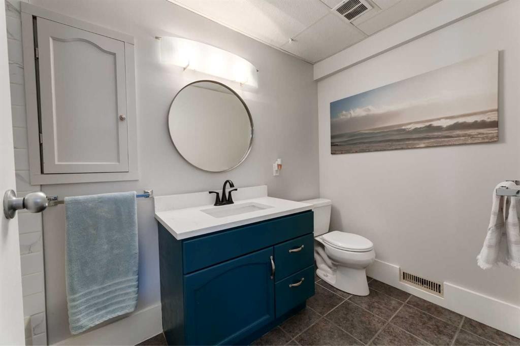 775 Strathcona Drive Sw, Calgary, AB - Indoor Photo Showing Bathroom