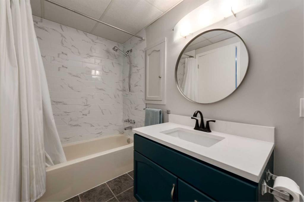 775 Strathcona Drive Sw, Calgary, AB - Indoor Photo Showing Bathroom