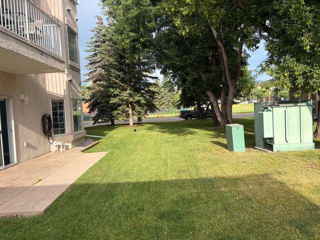 101-7 Lineham Avenue, Okotoks, AB - Outdoor