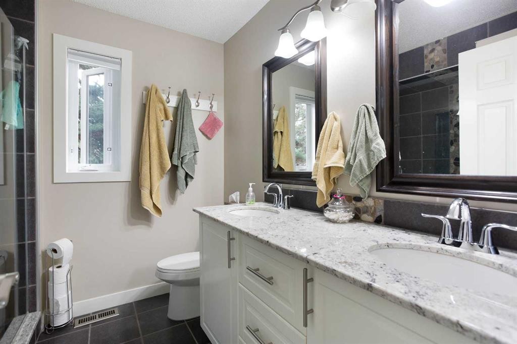 24 Sun Harbour Place Se, Calgary, AB - Indoor Photo Showing Bathroom