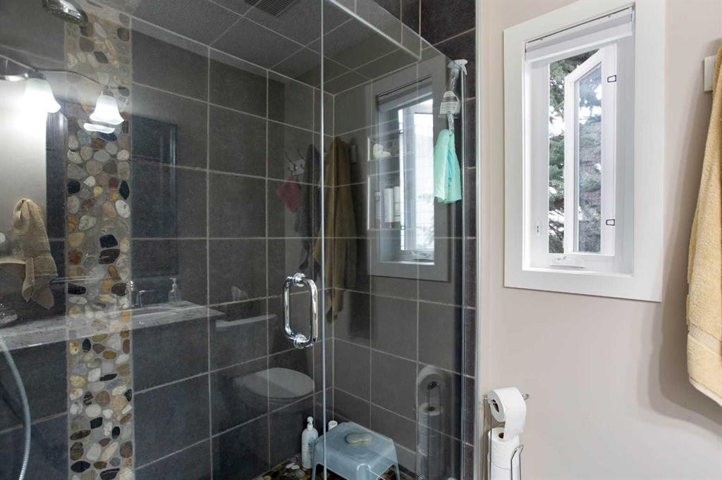 24 Sun Harbour Place Se, Calgary, AB - Indoor Photo Showing Bathroom