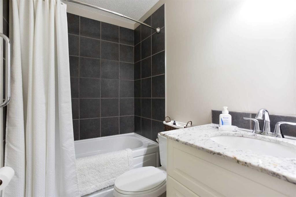 24 Sun Harbour Place Se, Calgary, AB - Indoor Photo Showing Bathroom