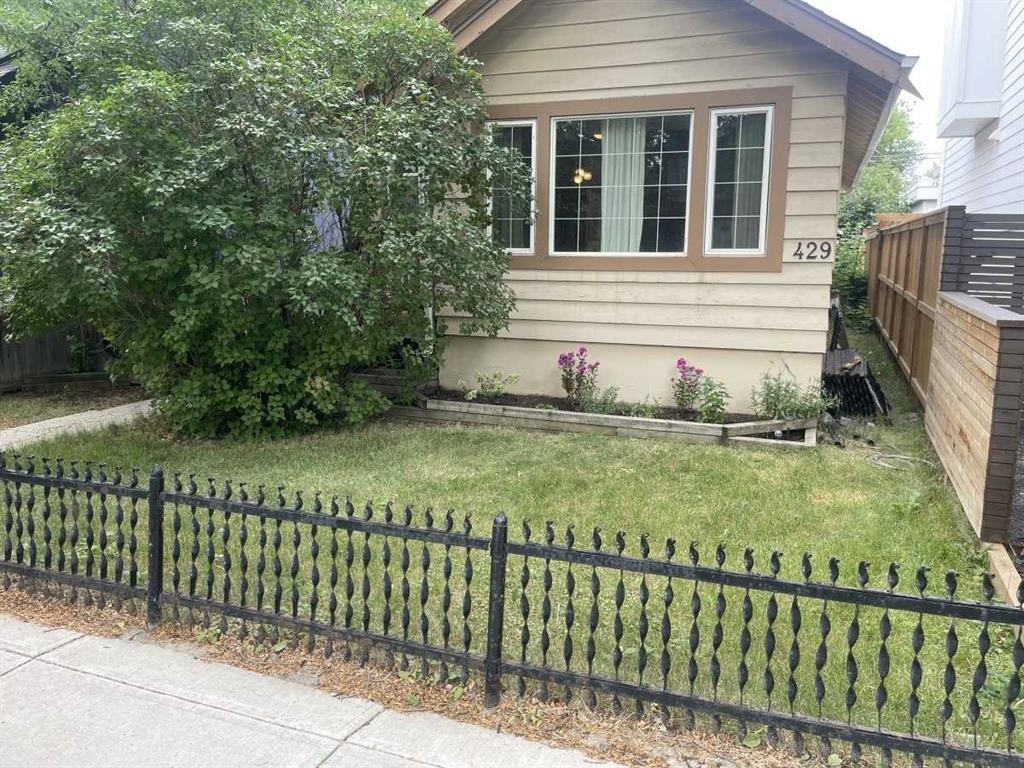 429 10 Street Ne, Calgary, AB - Outdoor