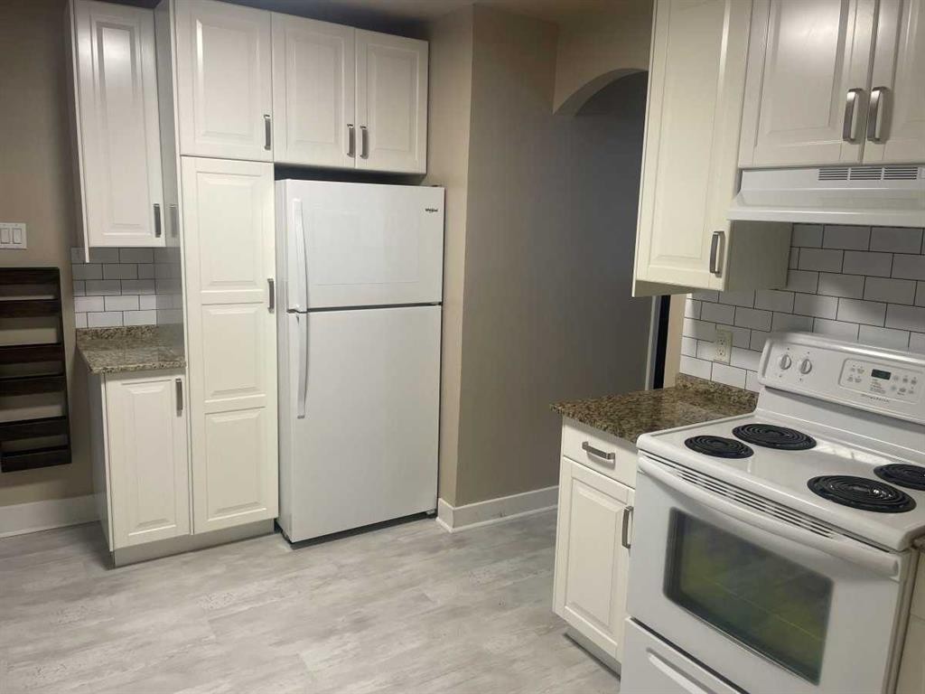 429 10 Street Ne, Calgary, AB - Indoor Photo Showing Kitchen