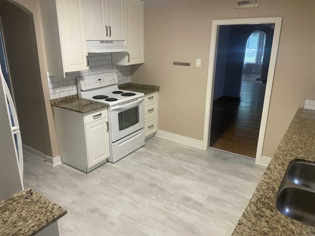 429 10 Street Ne, Calgary, AB - Indoor Photo Showing Kitchen