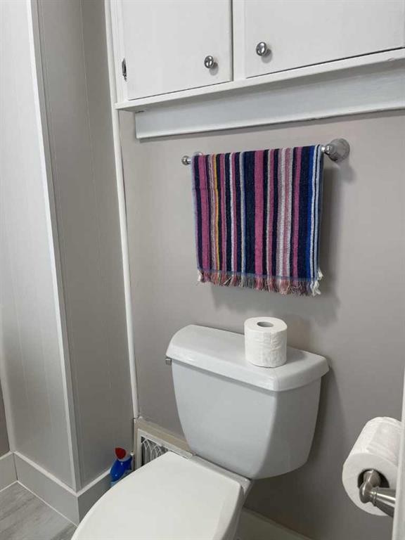 429 10 Street Ne, Calgary, AB - Indoor Photo Showing Bathroom