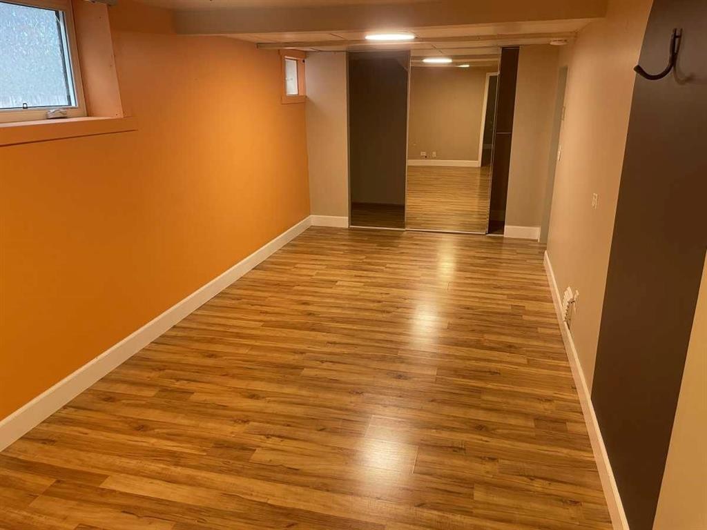 429 10 Street Ne, Calgary, AB - Indoor Photo Showing Other Room