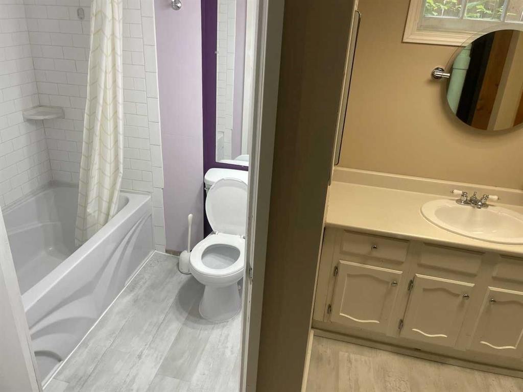429 10 Street Ne, Calgary, AB - Indoor Photo Showing Bathroom