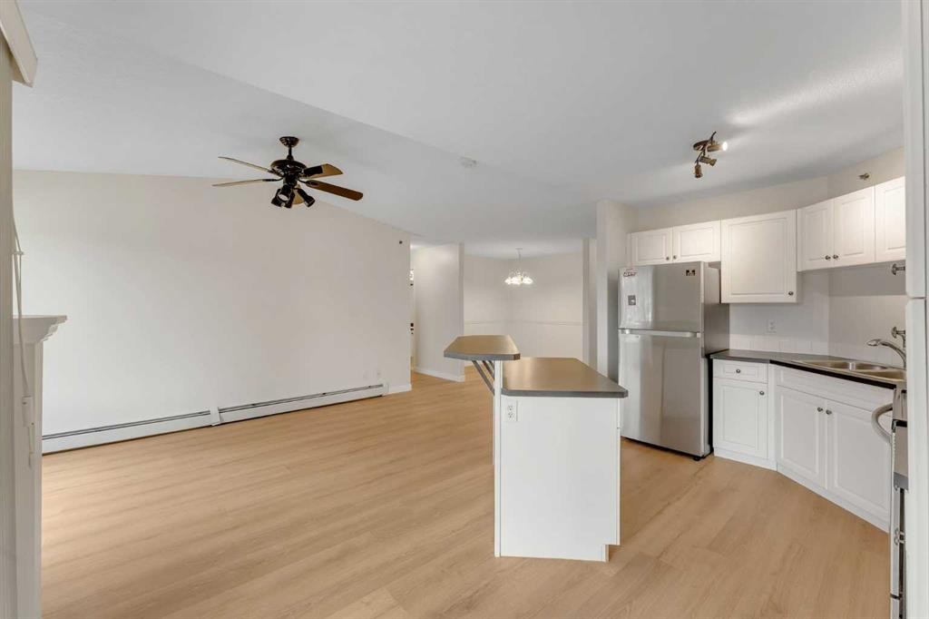 307-1307 Valleyview Park Se, Calgary, AB - Indoor Photo Showing Kitchen