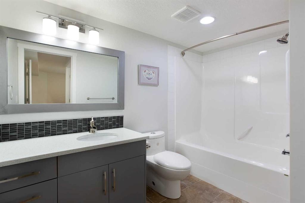 239-8535 Bonaventure Drive Se, Calgary, AB - Indoor Photo Showing Bathroom