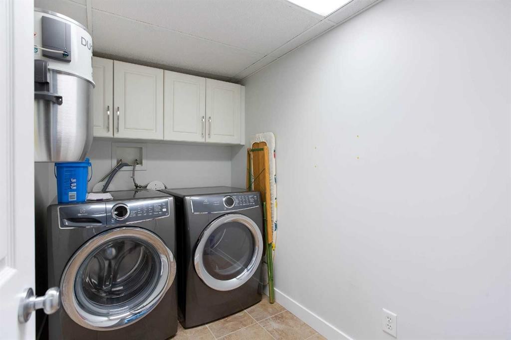 239-8535 Bonaventure Drive Se, Calgary, AB - Indoor Photo Showing Laundry Room