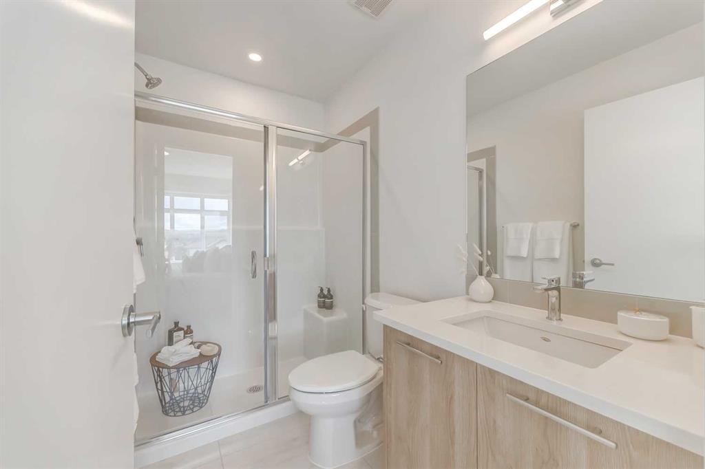 839 Belmont Drive Sw, Calgary, AB - Indoor Photo Showing Bathroom