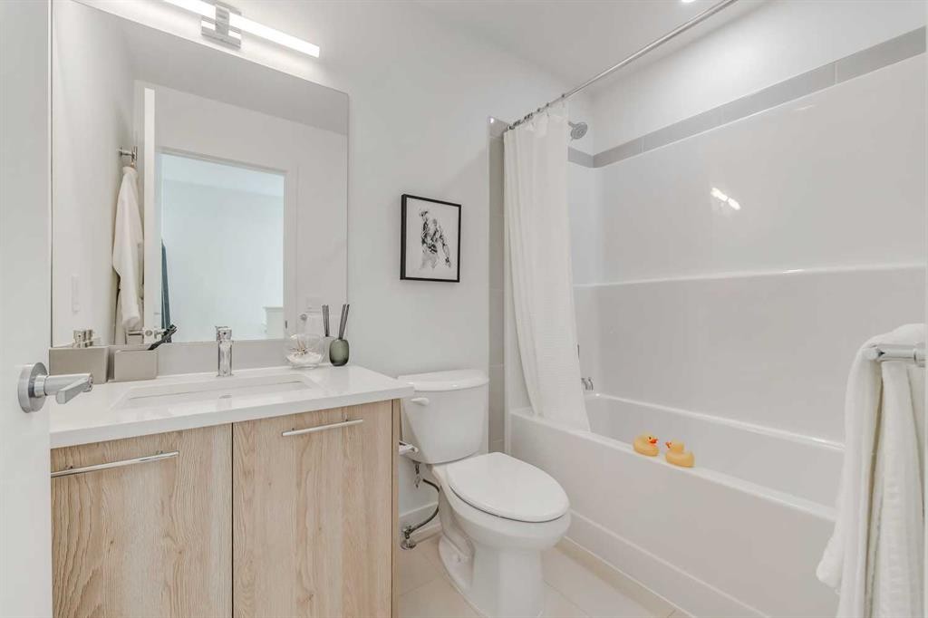 839 Belmont Drive Sw, Calgary, AB - Indoor Photo Showing Bathroom