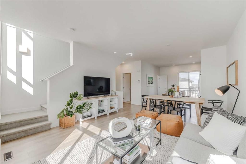 839 Belmont Drive Sw, Calgary, AB - Indoor Photo Showing Living Room